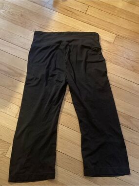 Large Black Capri pants in good condition